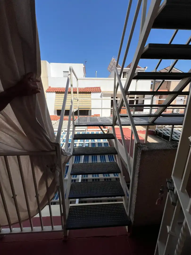 Terrasse von Einfamilien-Reihenhaus zum Verkauf in La Rinconada mit Klimaanlage, Abstellraum und Balkon