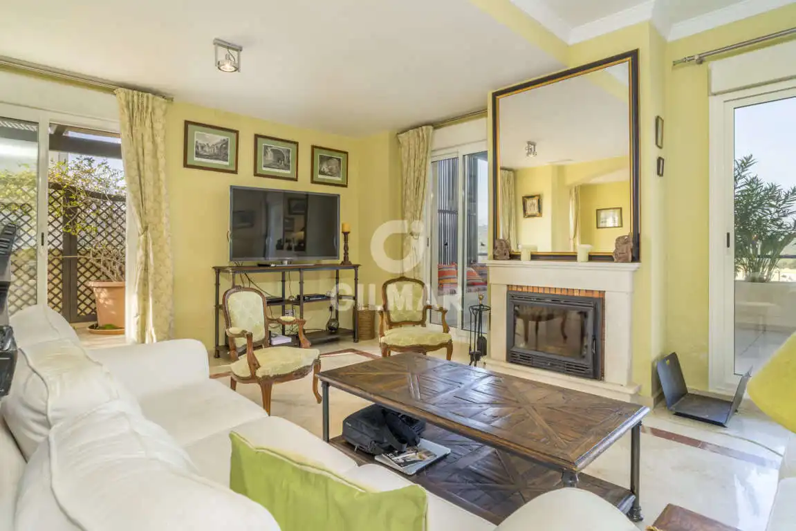 Wohnzimmer von Maisonette zum Verkauf in Sotogrande mit Heizung, Abstellraum und Schwimmbad