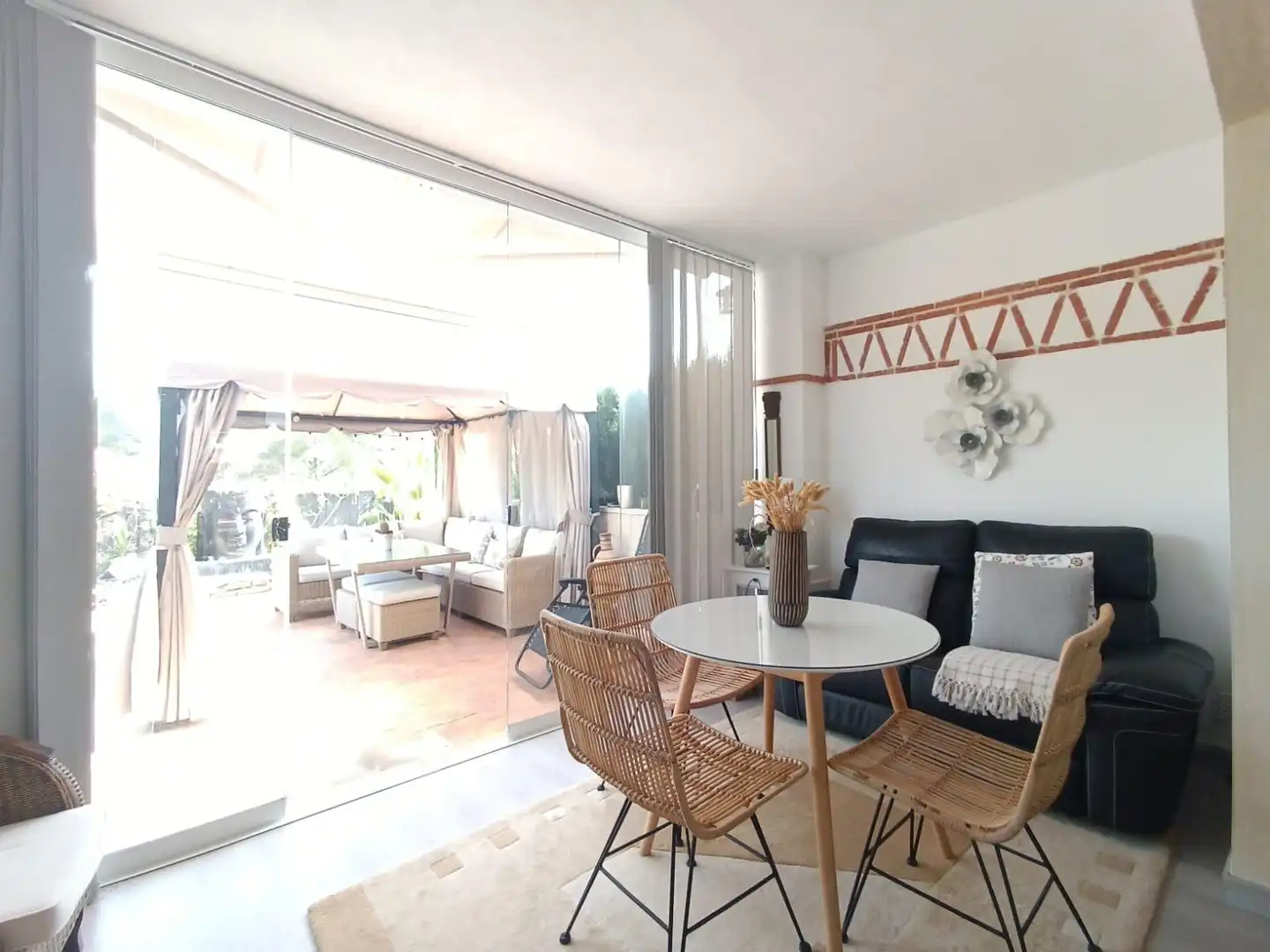 Sala d'estar de Casa adosada en venda en Finestrat amb Calefacció, Terrassa i Piscina