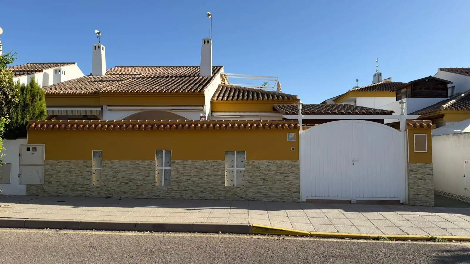Vista exterior de Casa o xalet en venda en Pilar de la Horadada amb Aire condicionat, Terrassa i Traster