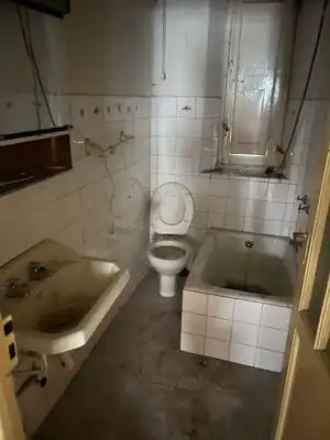 Bany de Casa o xalet en venda en La Robla  amb Jardí privat i Traster