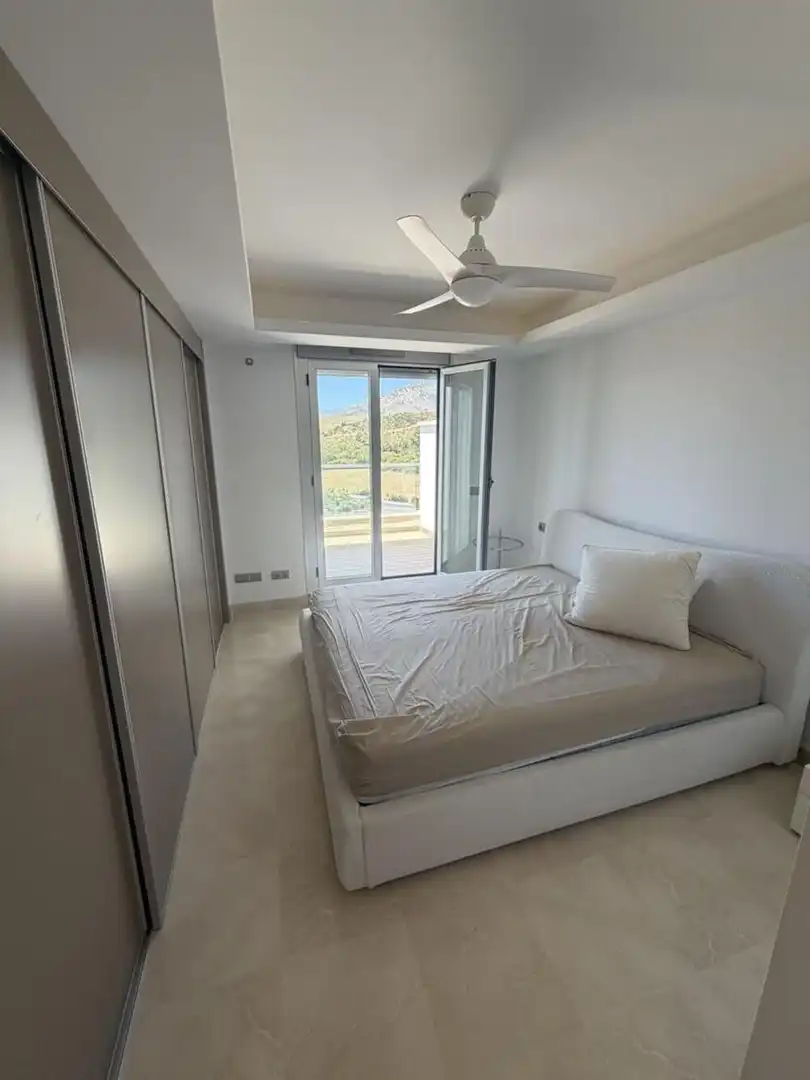 Schlafzimmer von Dachboden zur Miete in Benahavís mit Klimaanlage, Terrasse und Abstellraum
