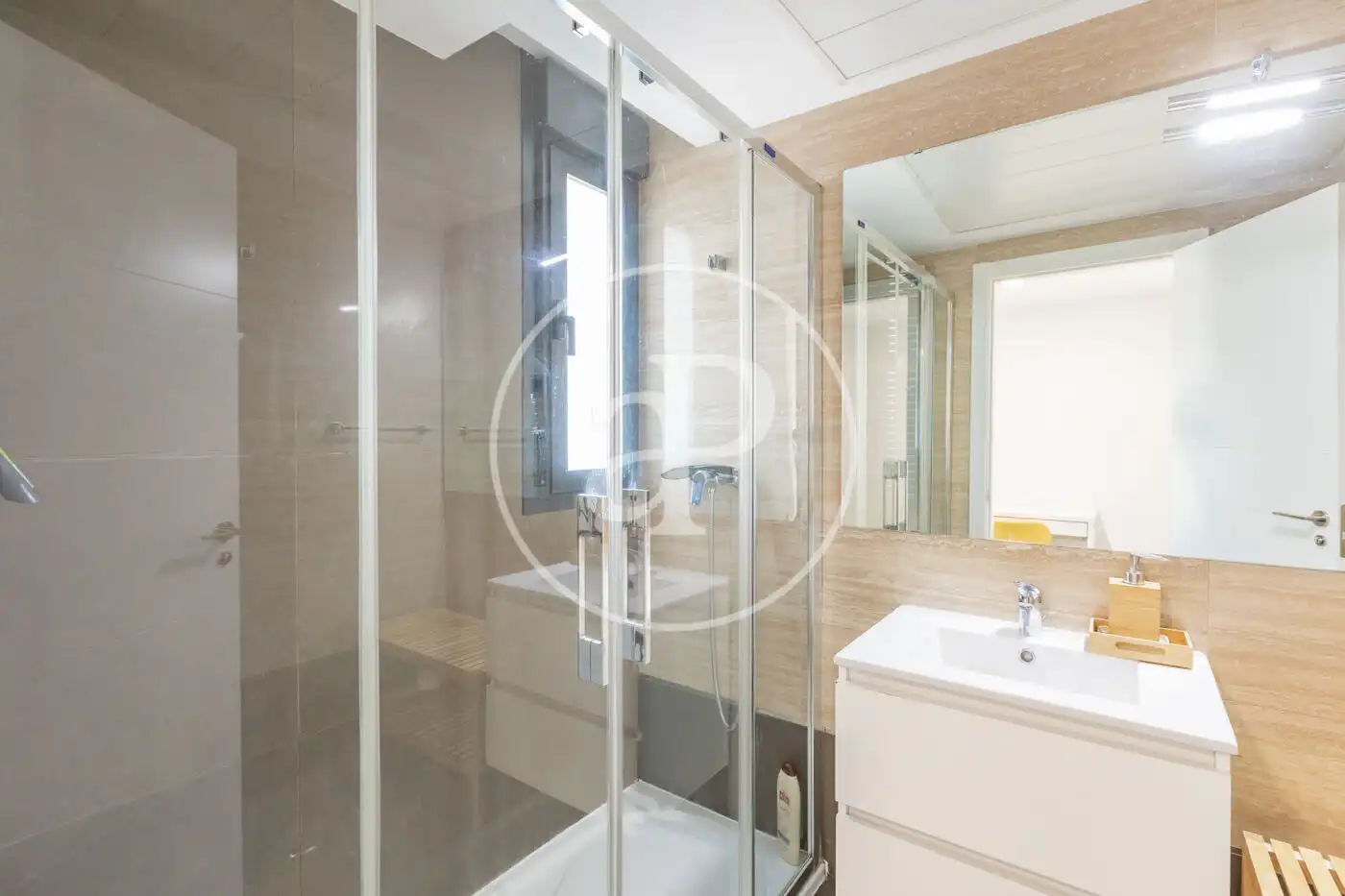 Baño de Piso en venta en Madrid con Aire acondicionado, Calefacción y Jardín privado