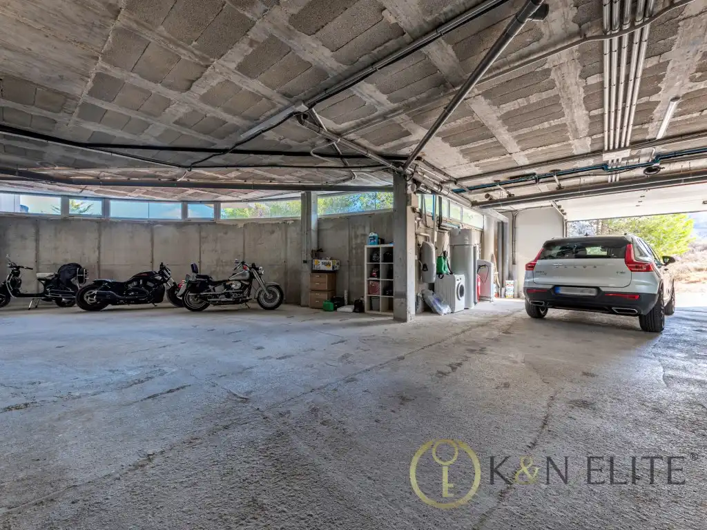 Parking of Houses for sale in Petrer  with Air Conditioner, Private garden and Swimming Pool