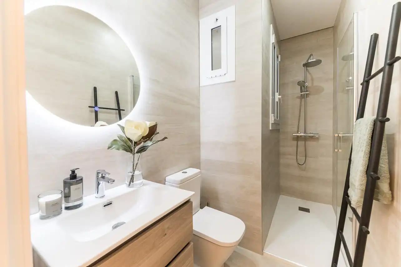 Bany de Apartament de lloguer en Barcelona amb Aire condicionat, Calefacció i Moblat