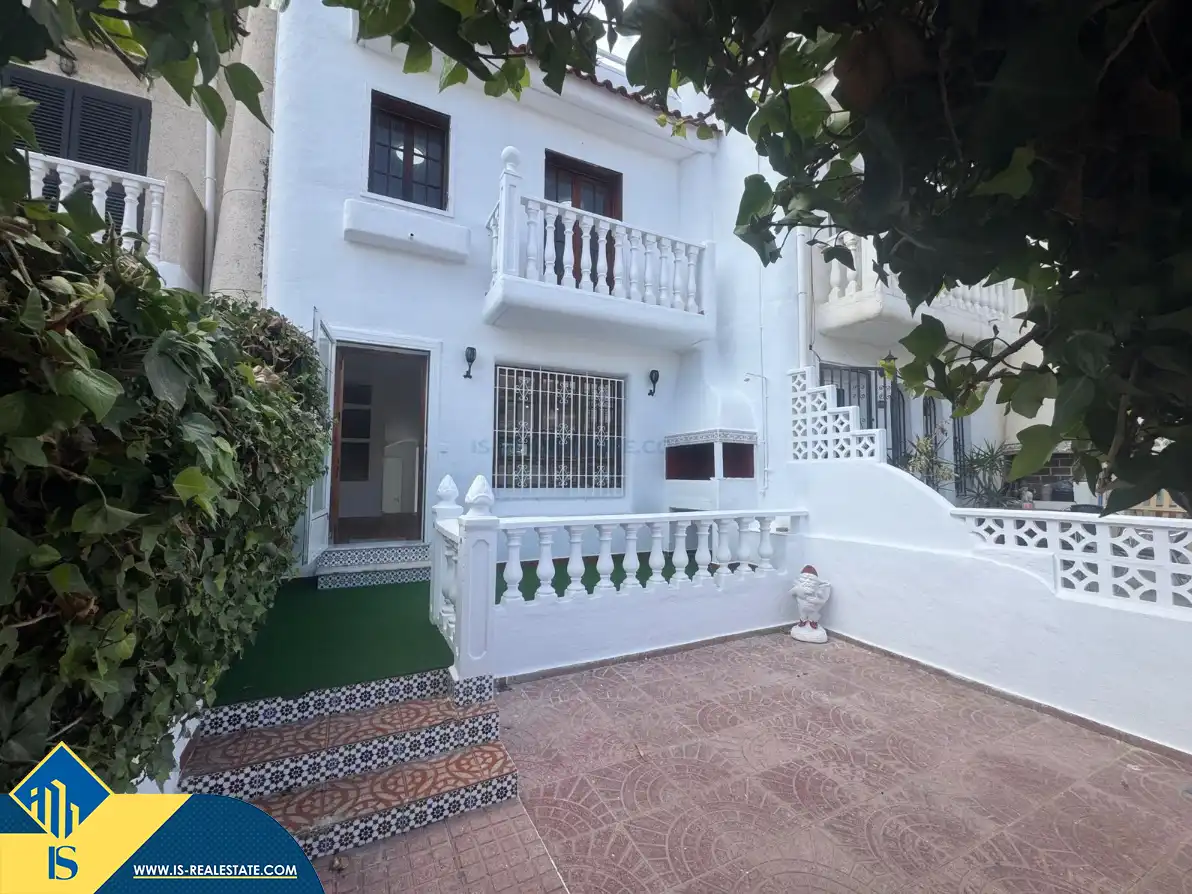 Vista exterior de Casa adosada en venda en Torrevieja amb Calefacció, Jardí privat i Terrassa