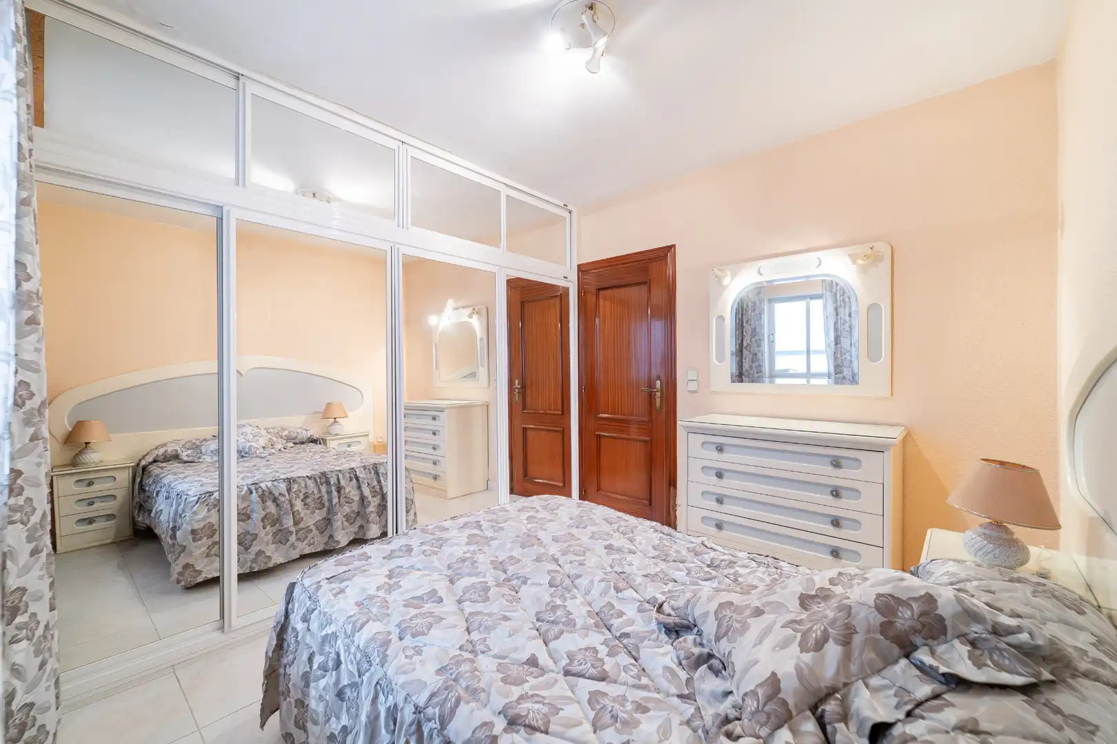 Habitación de Piso en venta en Madrid con Calefacción, Jardín privado y Internet