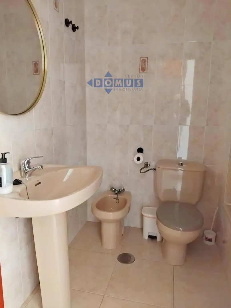 Baño de Piso de alquiler en Ronda con Aire acondicionado, Terraza y Amueblado