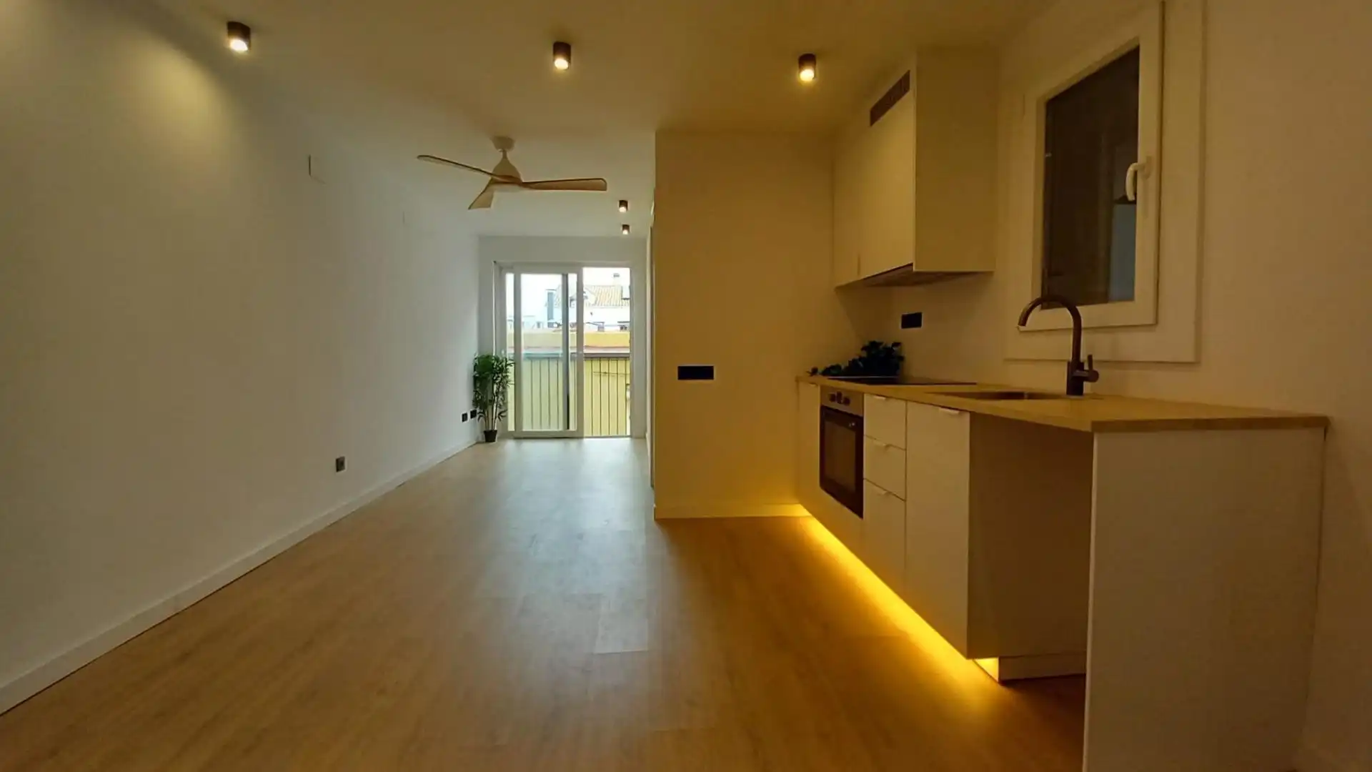 Küche von Wohnung zum Verkauf in Vilanova i la Geltrú mit Parkett