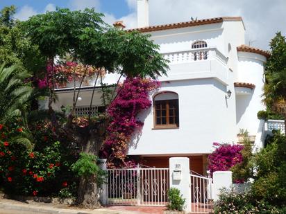 Vista exterior de Casa o xalet en venda en Mont-roig del Camp amb Aire condicionat, Terrassa i Piscina