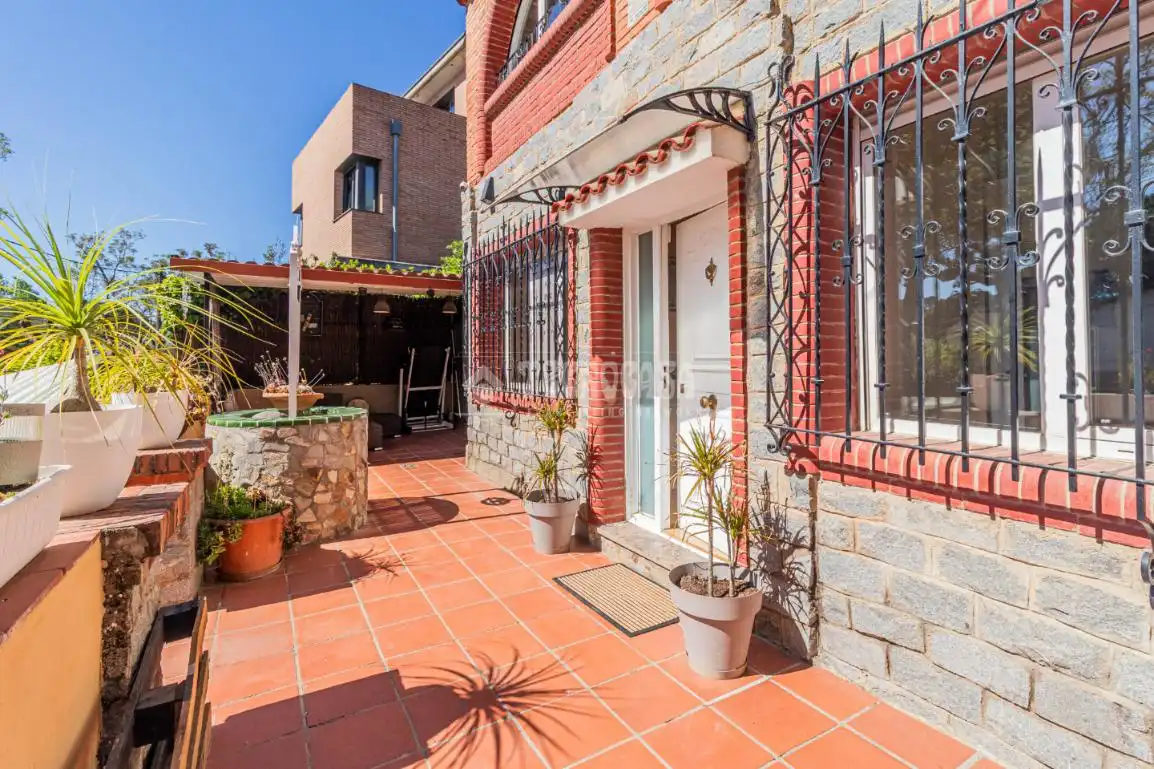 Vista exterior de Casa o chalet en venta en Sant Cugat del Vallès con Aire acondicionado, Calefacción y Trastero