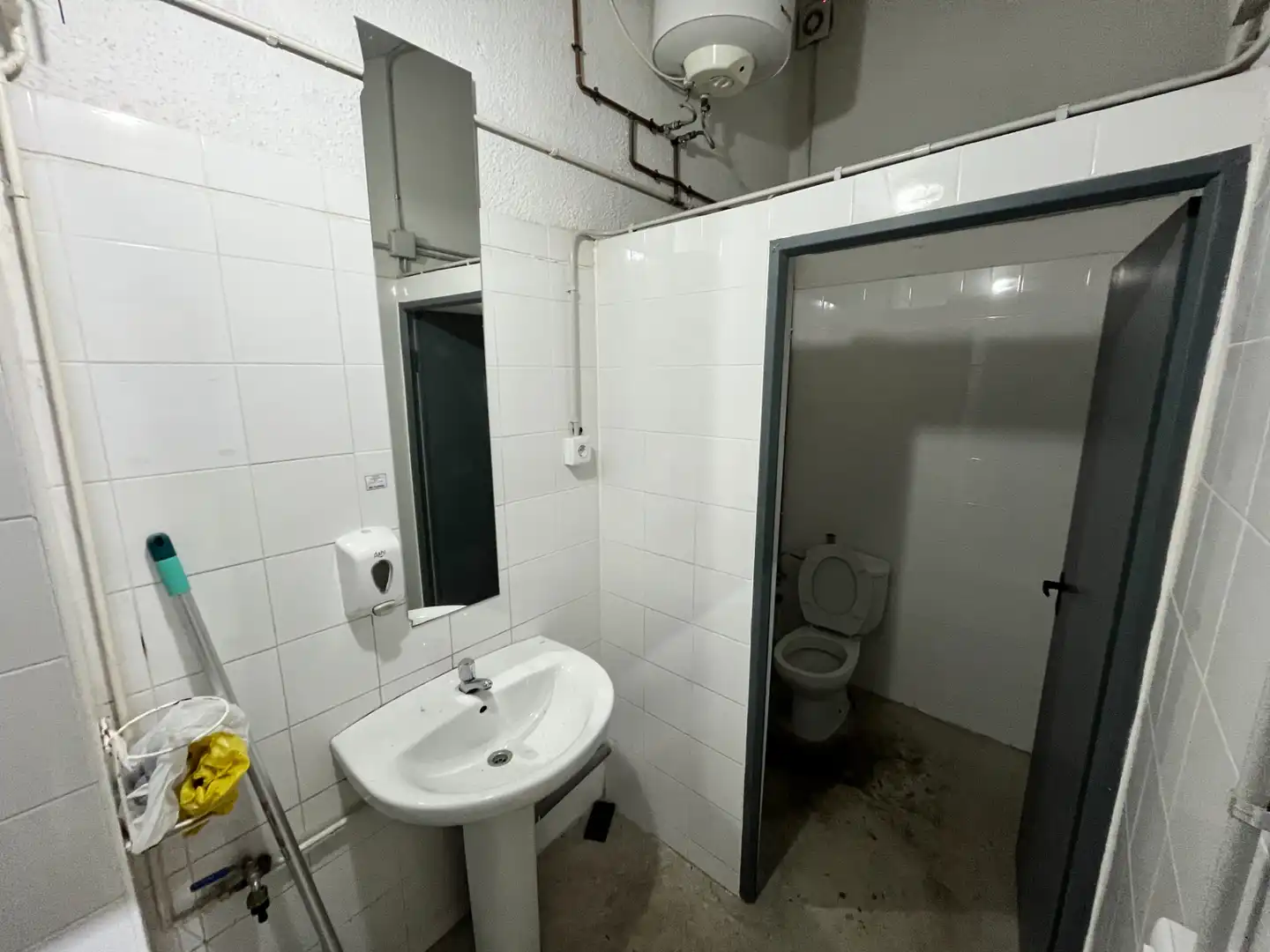 Badezimmer von Fabrikhallen zur Miete in Badalona mit Heizung und Alarm