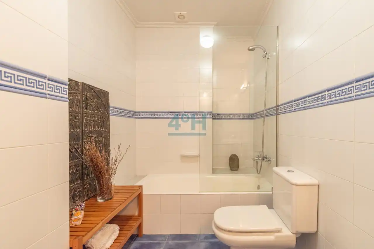Bathroom of Apartments for rent in Ourense Capital   with Heating, Furnished and Balcony