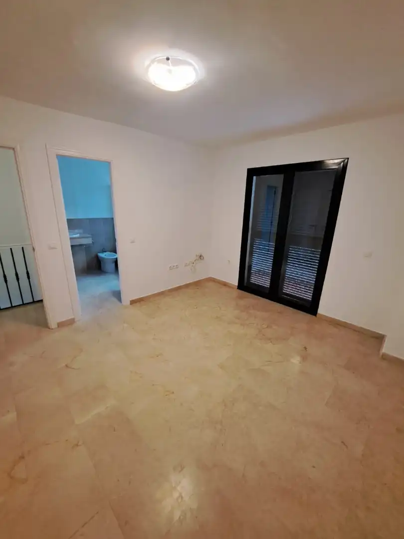 Einfamilien-Reihenhaus zum Verkauf in Manilva mit Privatgarten und Gemeinschaftspool