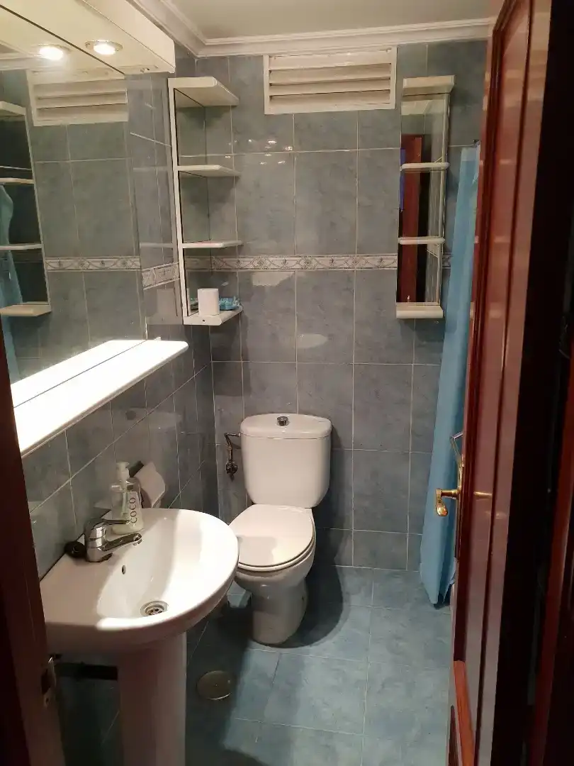Badezimmer von Wohnung zur Miete in Vigo  mit Parkett, Möbliert und Ofen