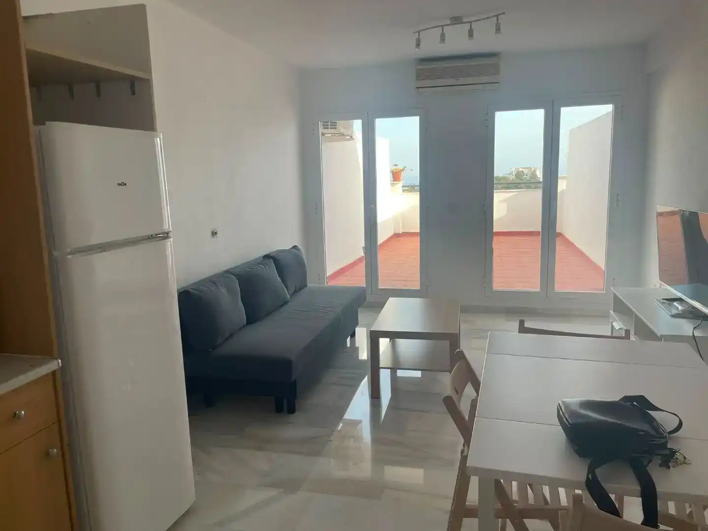 Sala d'estar de Pis de lloguer en Estepona amb Piscina i Moblat
