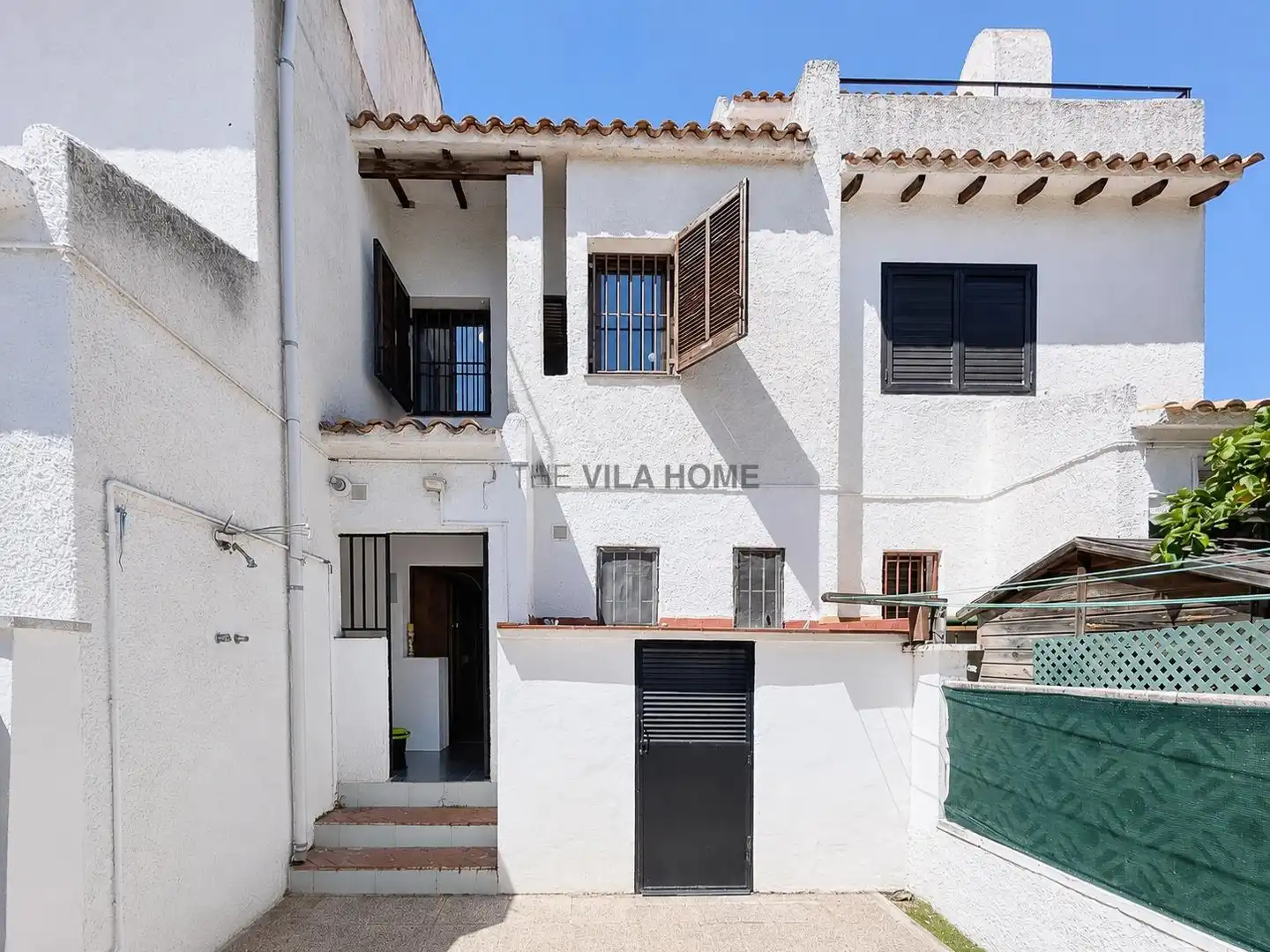 Vista exterior de Casa adosada en venda en Cubelles amb Jardí privat, Terrassa i Traster
