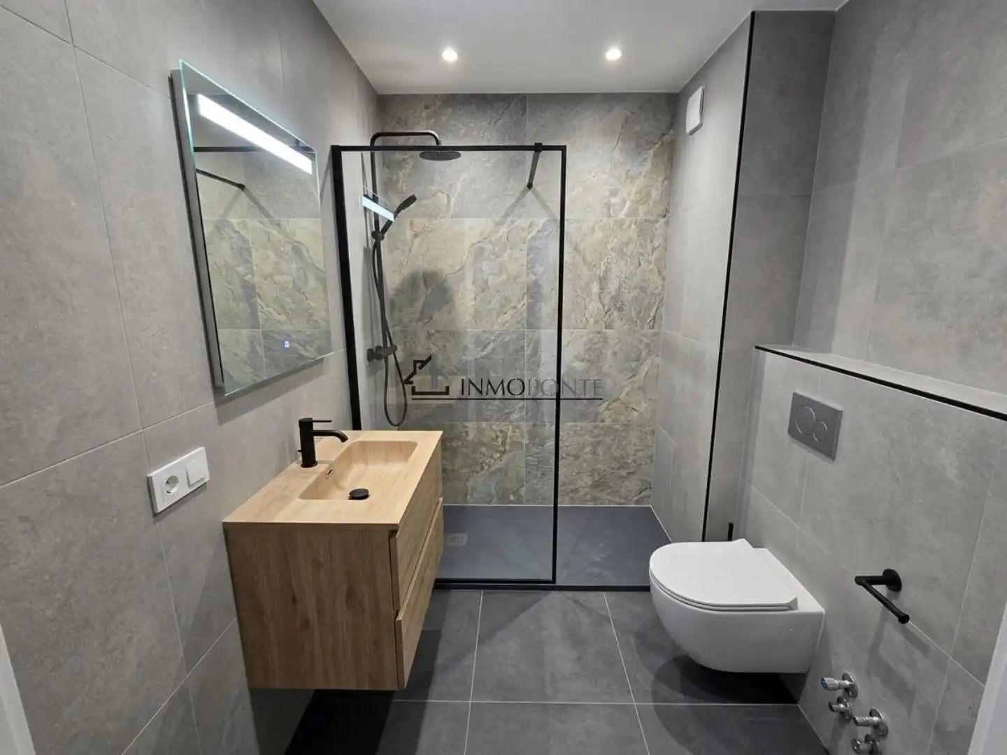 Badezimmer von Wohnung zum Verkauf in Pontevedra Capital  mit Heizung, Parkett und Terrasse