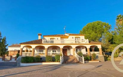 Vista exterior de Casa o xalet en venda en Arriate amb Aire condicionat, Jardí privat i Terrassa