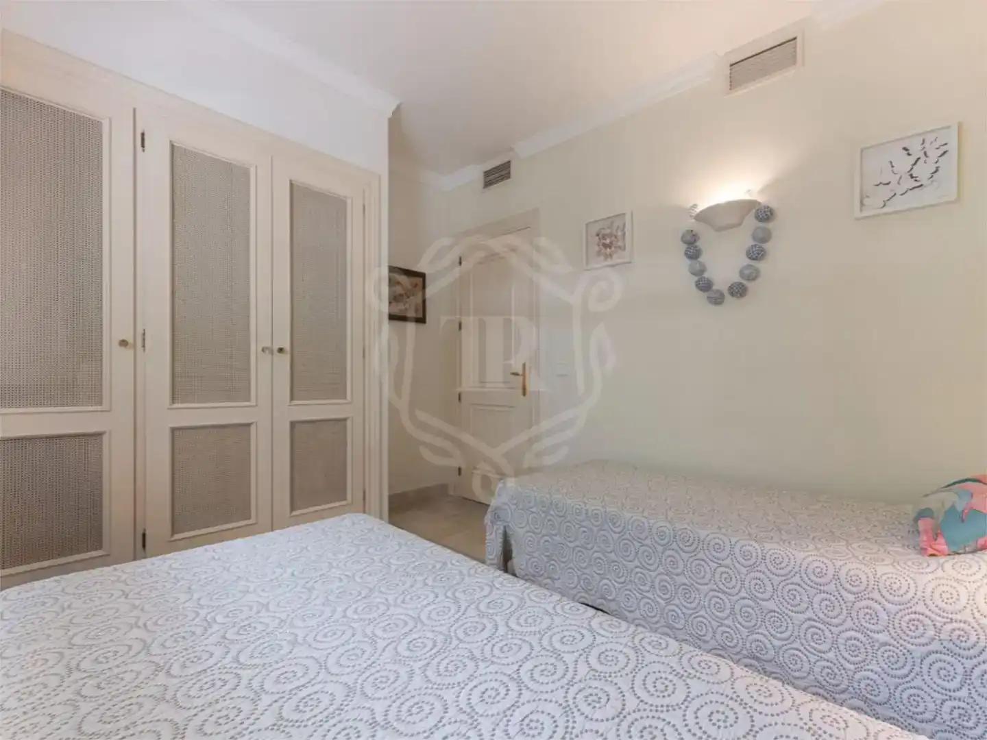 Habitación de Apartamento en venta en Marbella con Aire acondicionado y Piscina