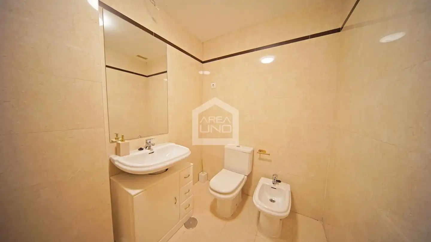 Badezimmer von Wohnung zur Miete in Alcorcón mit Klimaanlage, Heizung und Parkett