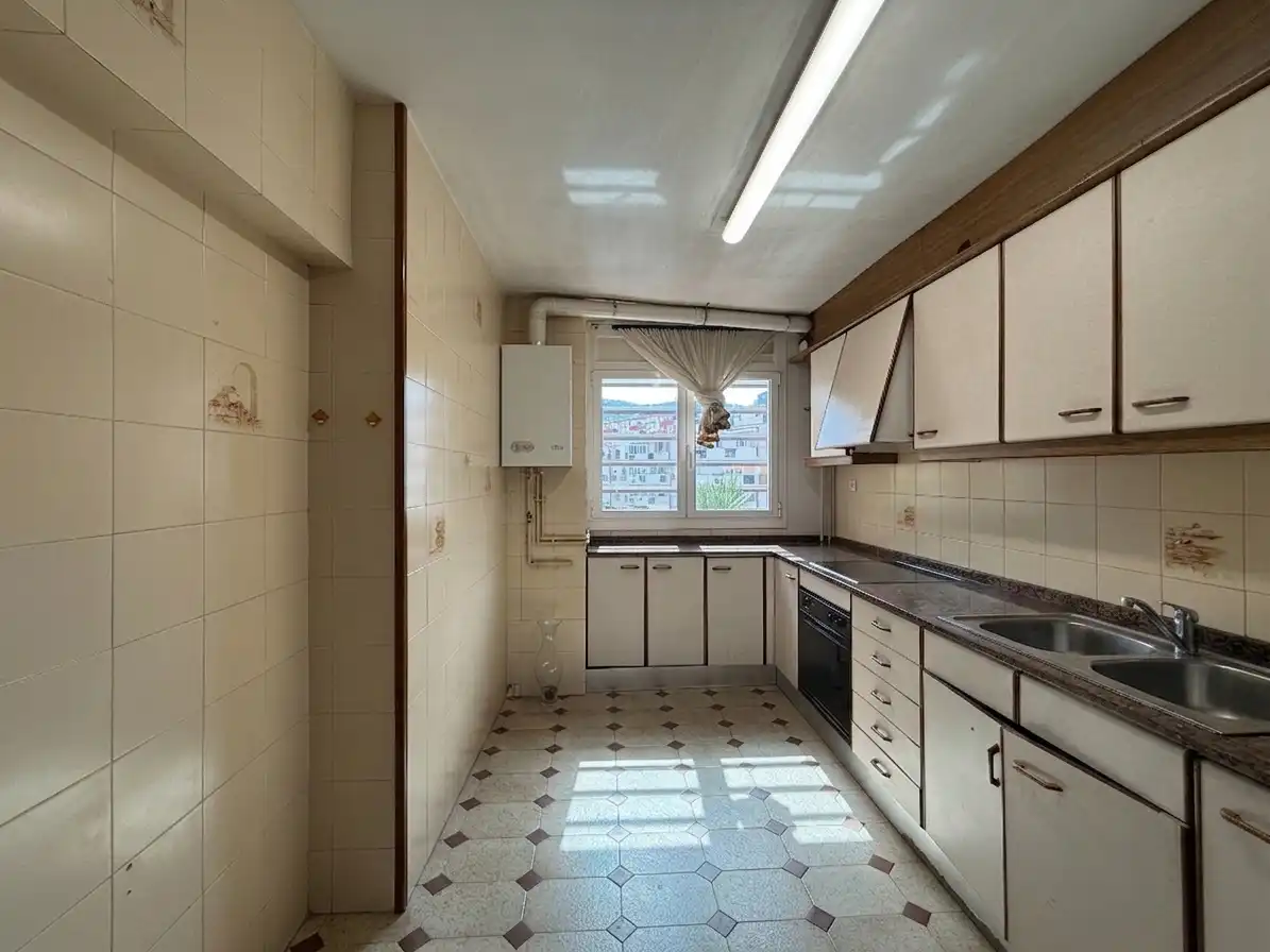 Cuina de Pis en venda en Barcelona amb Moblat, Forn i Alarma