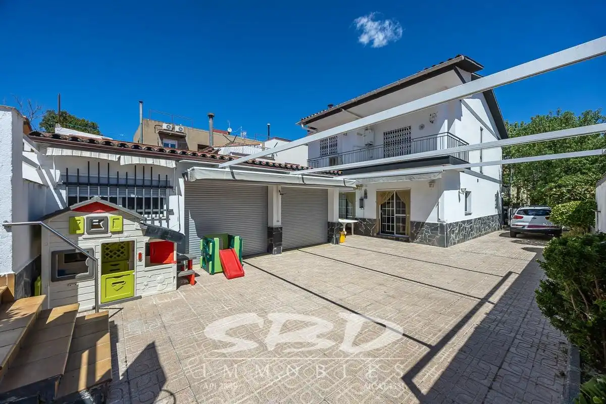 Vista exterior de Casa o xalet en venda en Barberà del Vallès amb Aire condicionat, Calefacció i Terrassa
