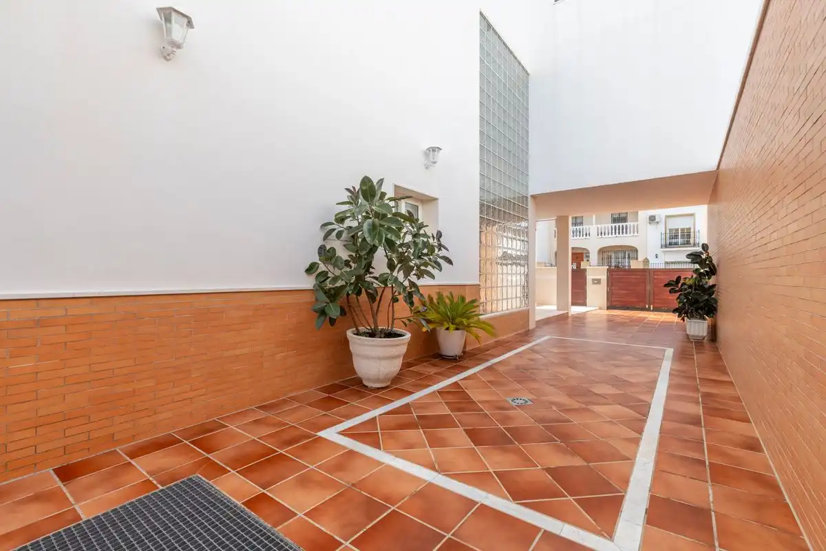 Casa adosada en venda en Santiponce amb Aire condicionat, Calefacció i Jardí privat