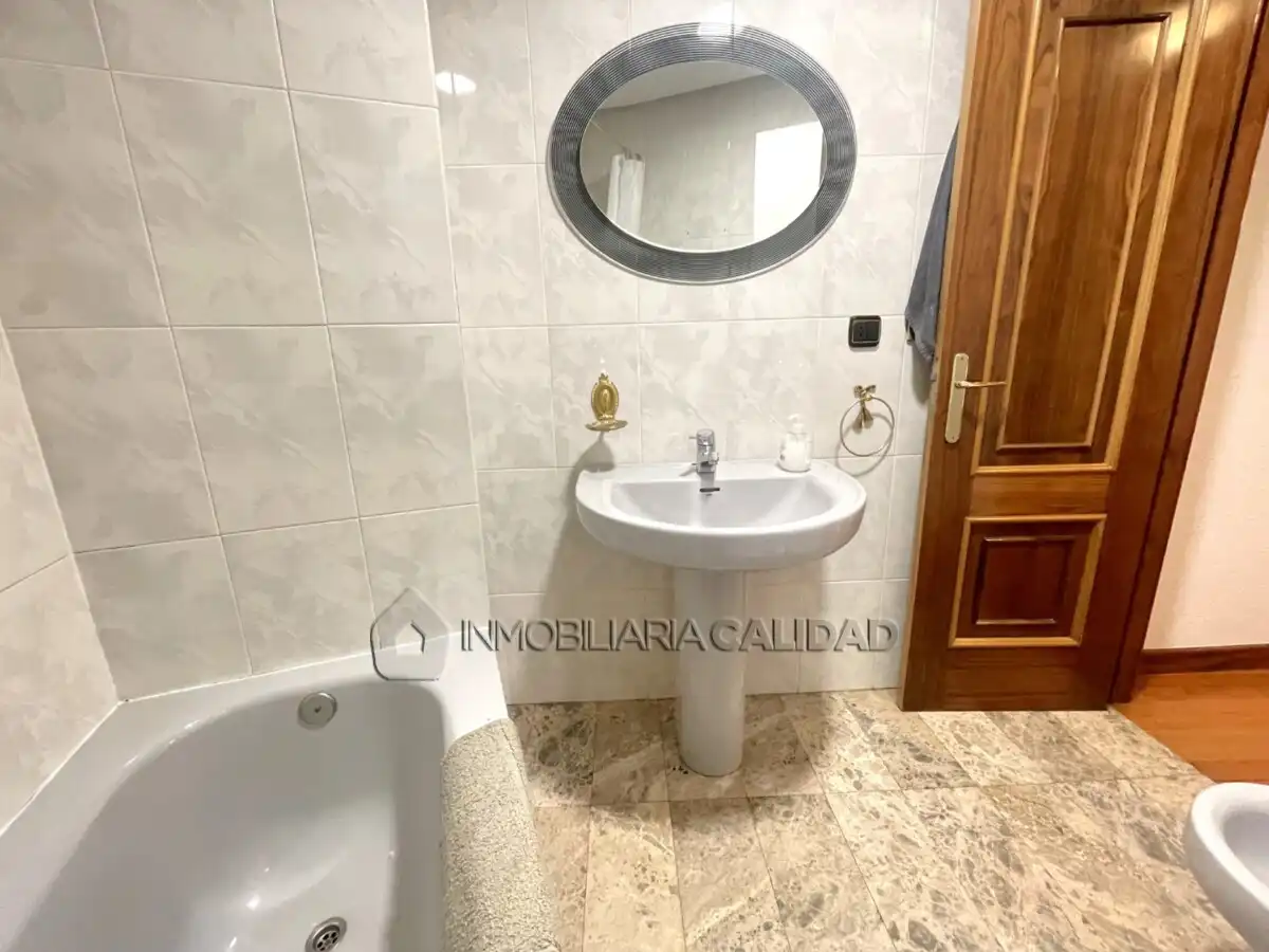 Baño de Piso de alquiler en Burgos con Calefacción y Amueblado