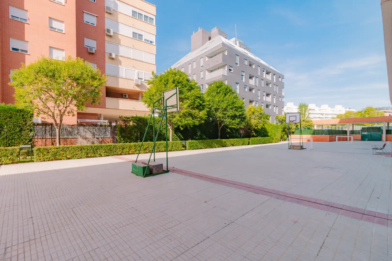 Vista exterior de Àtic en venda en Alcalá de Henares amb Jardí privat, Terrassa i Alarma