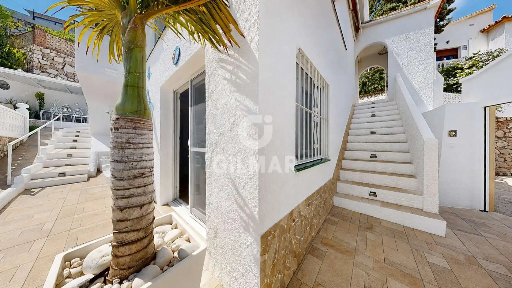 Vista exterior de Casa o xalet en venda en Benalmádena amb Calefacció, Jardí privat i Piscina