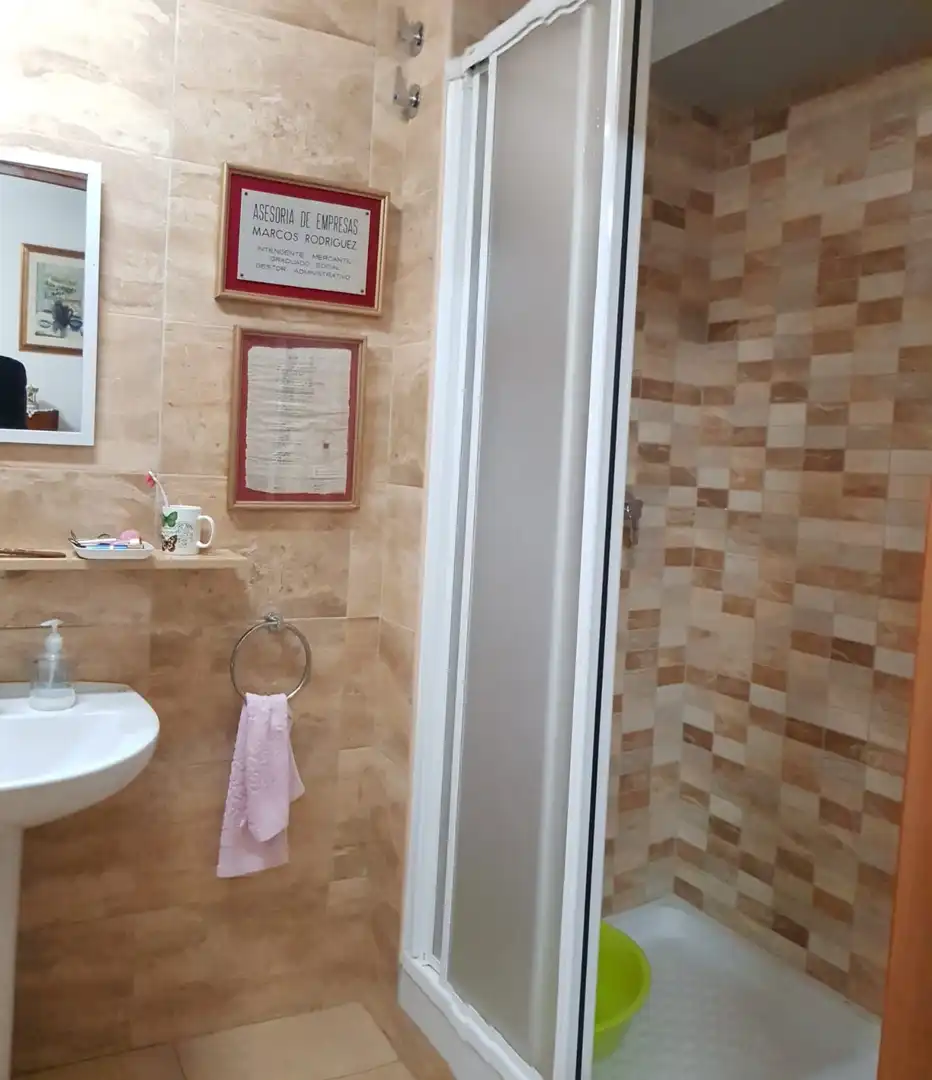 Badezimmer von Einfamilien-Reihenhaus zum Verkauf in Cardedeu mit Privatgarten und Terrasse