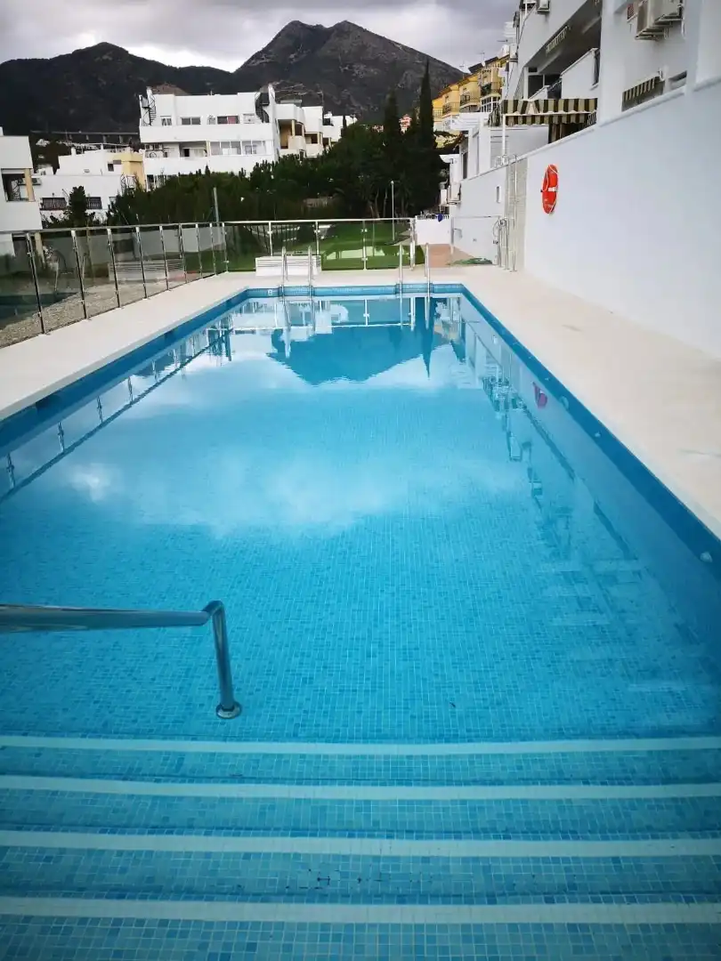 Schwimmbecken von Wohnung zur Miete in Torrequebrada