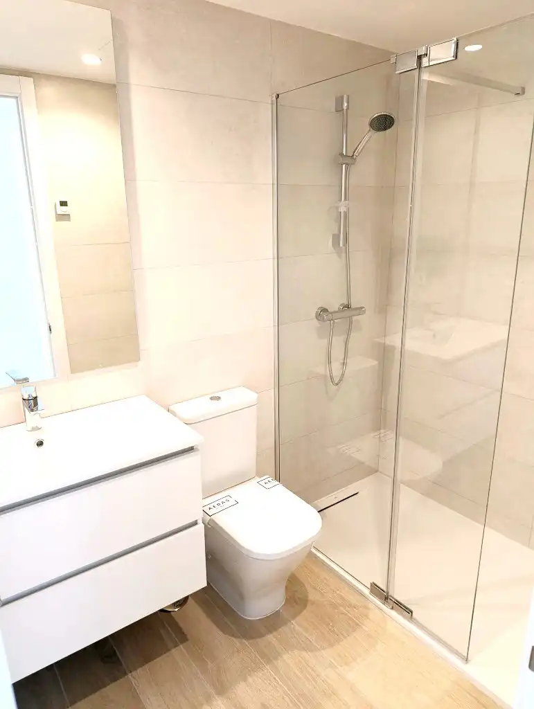 Badezimmer von Wohnung zur Miete in Cobeña mit Klimaanlage, Heizung und Terrasse