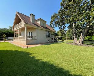 Vista exterior de Casa o xalet en venda en Vilagarcía de Arousa amb Calefacció, Jardí privat i Parquet