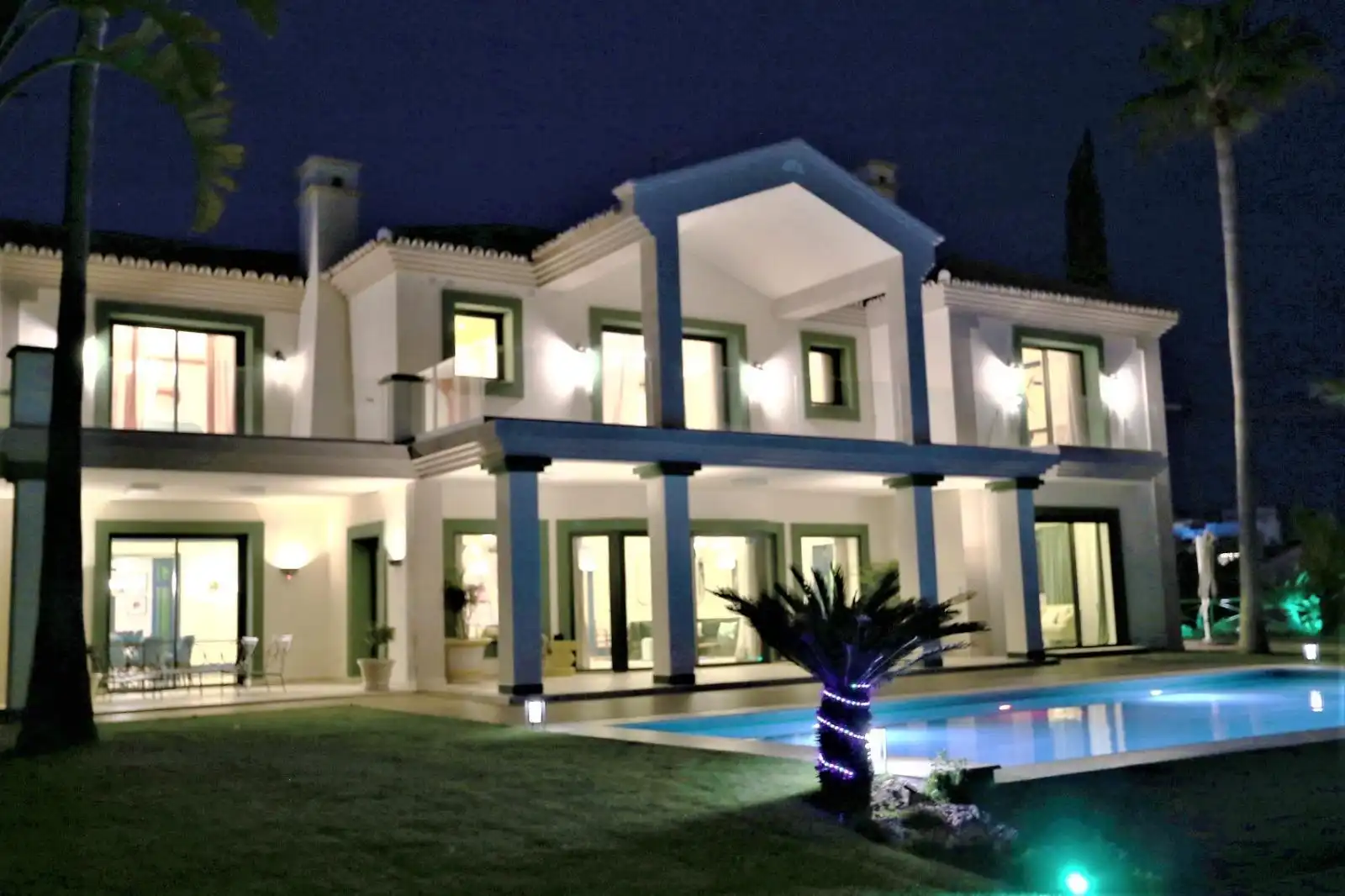 Vista exterior de Casa o chalet de alquiler en Estepona con Aire acondicionado, Jardín privado y Terraza