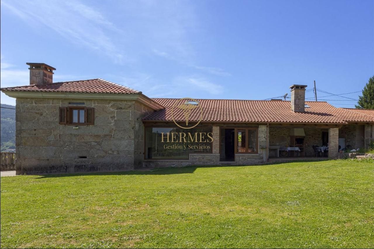 Vista exterior de Finca rústica en venda en Tui amb Calefacció, Jardí privat i Terrassa