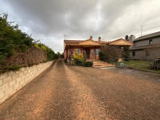 Exterior view of Houses for sale in Villaquilambre  with Air Conditioner, Heating and Private garden