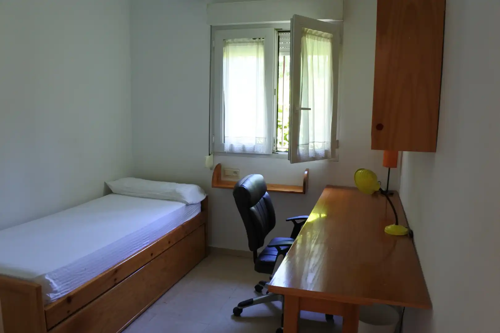 Habitación de Piso para compartir en Granada con Aire acondicionado, Calefacción y Jardín privado
