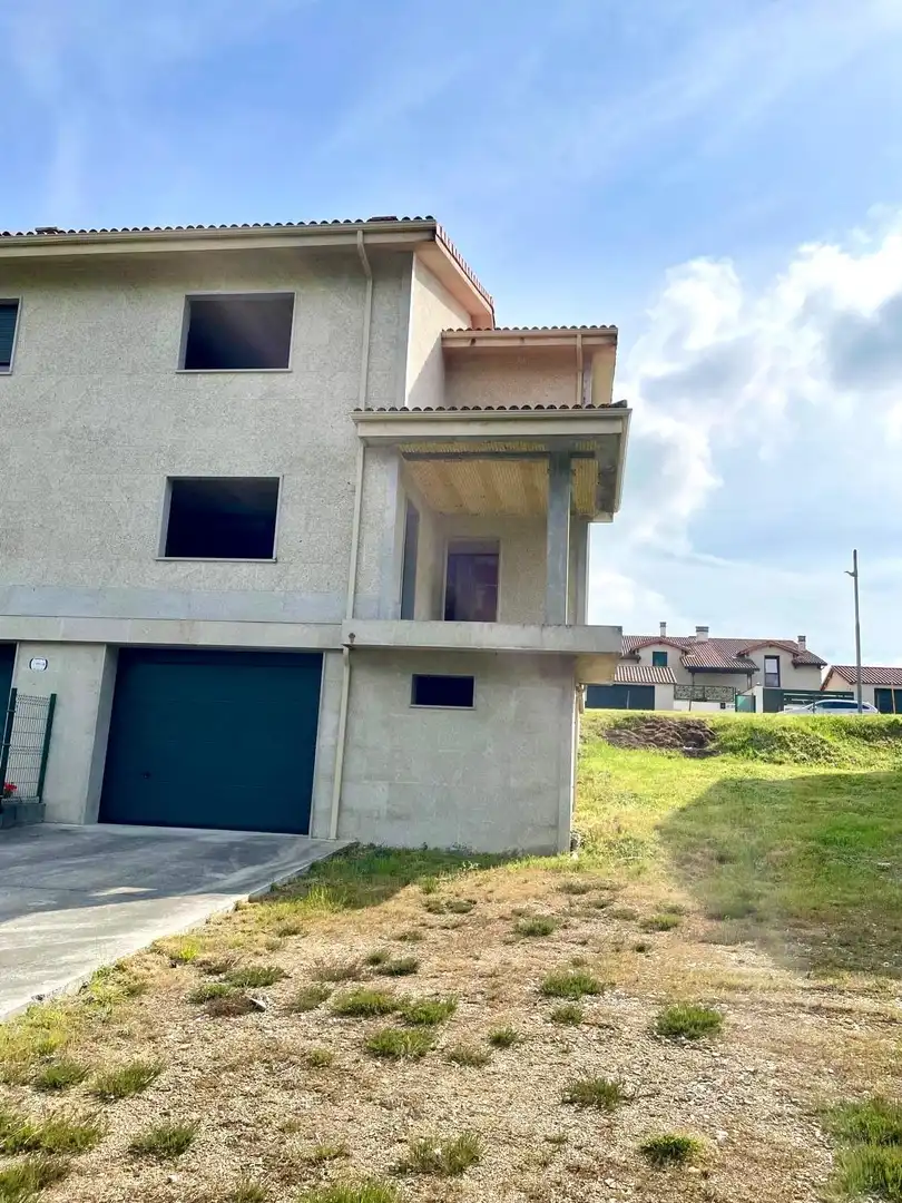 Vista exterior de Casa adosada en venta en A Merca   con Calefacción, Jardín privado y Terraza