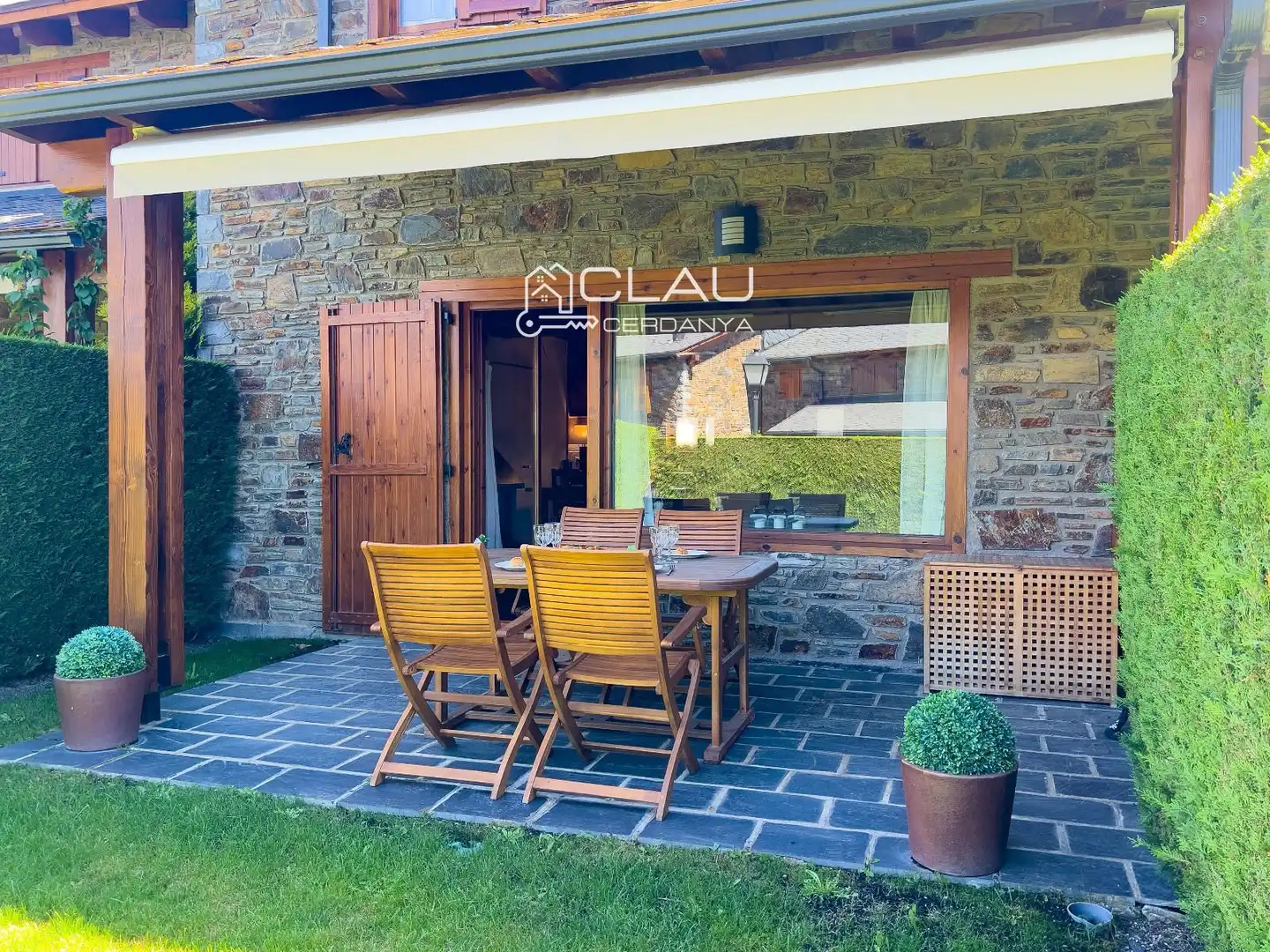Terrasse von Einfamilien-Reihenhaus zur Miete in Palau - de - Cerdagne mit Heizung, Privatgarten und Parkett