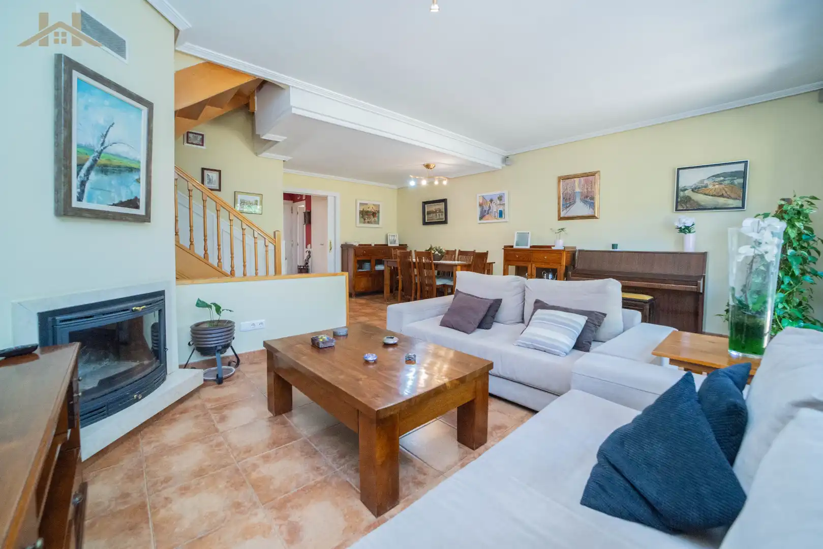 Wohnzimmer von Einfamilien-Reihenhaus zum Verkauf in Boadilla del Monte mit Heizung, Privatgarten und Abstellraum