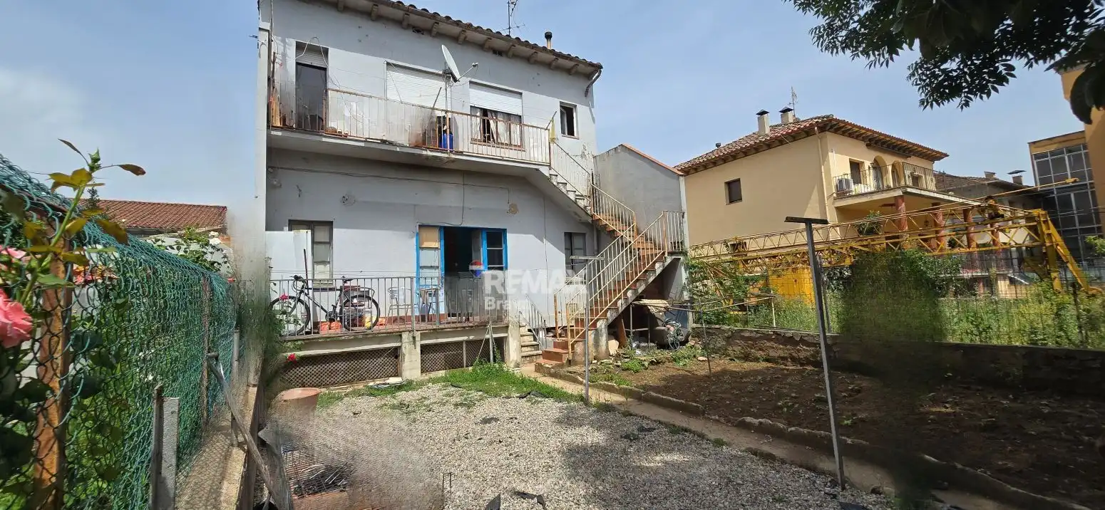 Vista exterior de Casa o xalet en venda en Olot amb Calefacció, Jardí privat i Terrassa