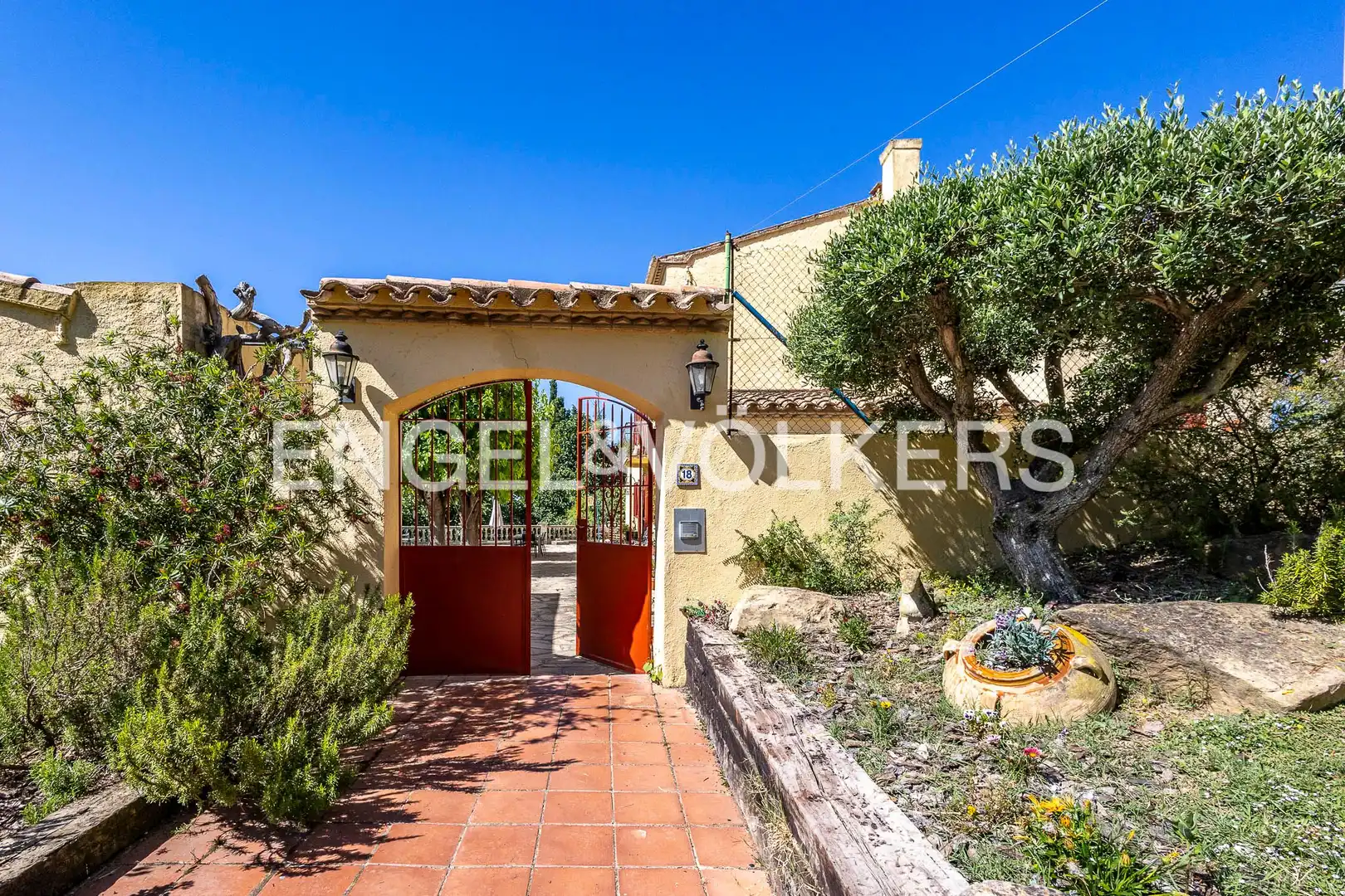 Vista exterior de Casa o xalet en venda en Torrelles de Foix amb Calefacció, Jardí privat i Terrassa