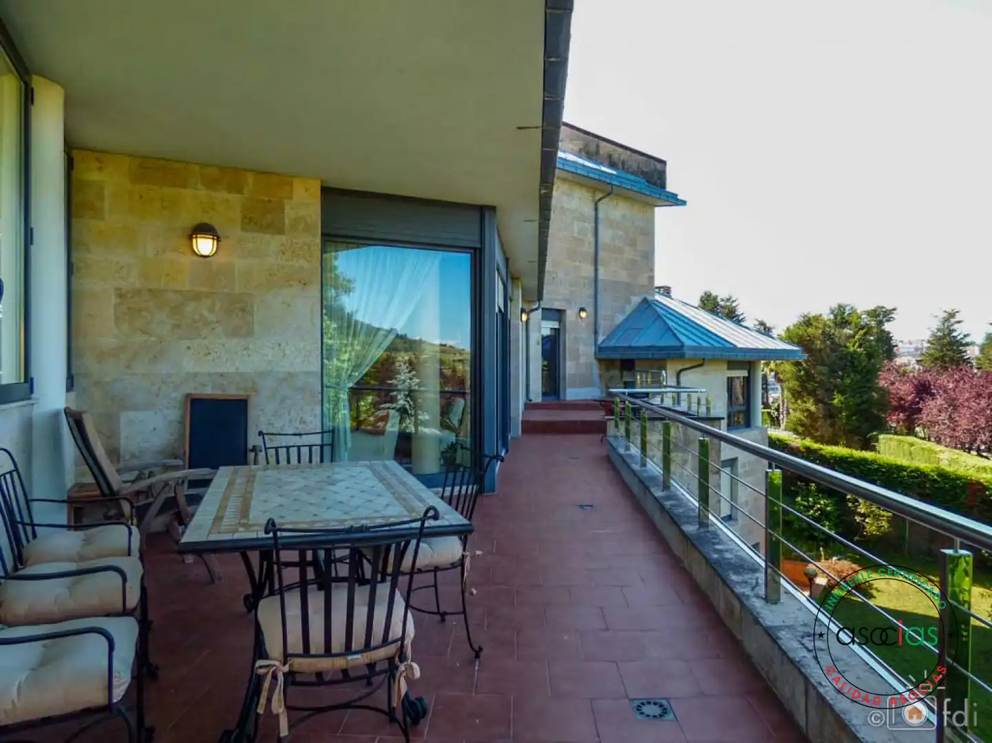 Terrassa de Casa o xalet en venda en Oviedo  amb Calefacció, Jardí privat i Parquet