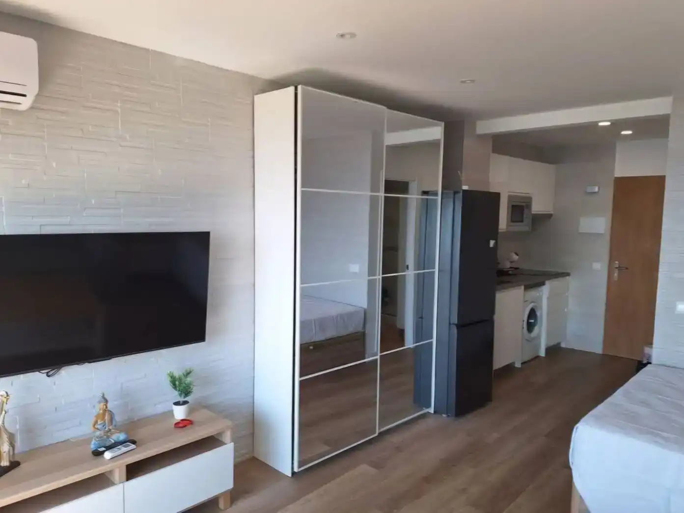 Schlafzimmer von Wohnung zur Miete in Roquetas de Mar mit Klimaanlage und Schwimmbad