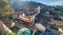 Vista exterior de Casa o xalet en venda en Torrelles de Llobregat amb Aire condicionat, Jardí privat i Terrassa