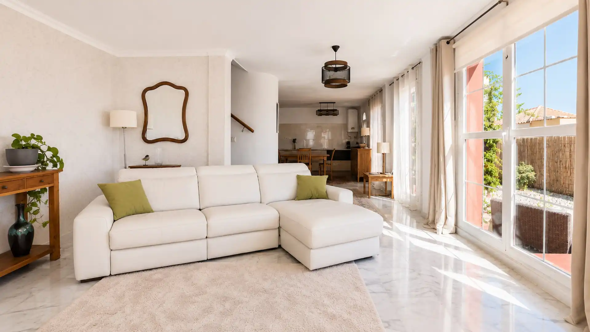 Wohnzimmer von Maisonette zum Verkauf in Manilva mit Privatgarten, Terrasse und Schwimmbad