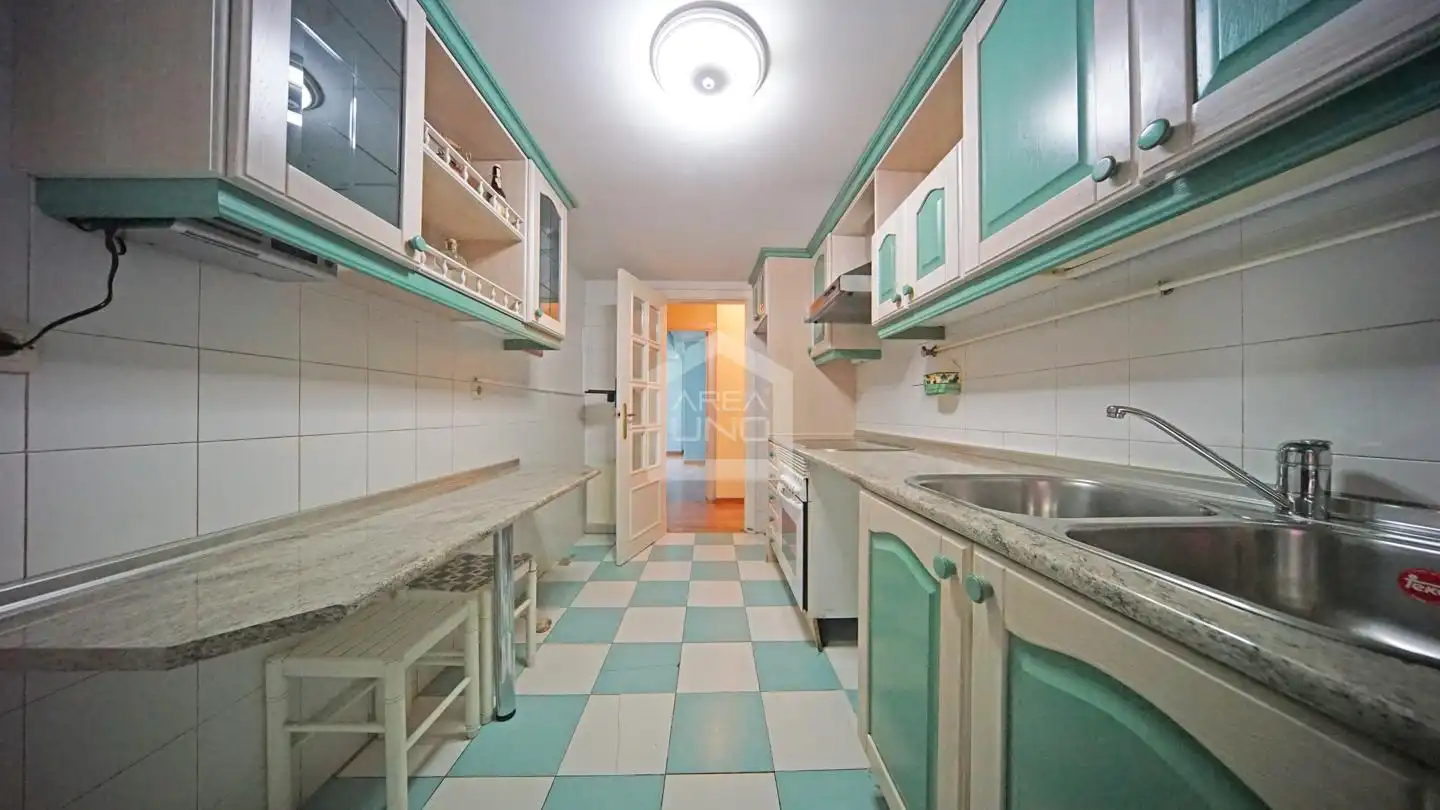 Cocina de Piso en venta en Madrid con Calefacción