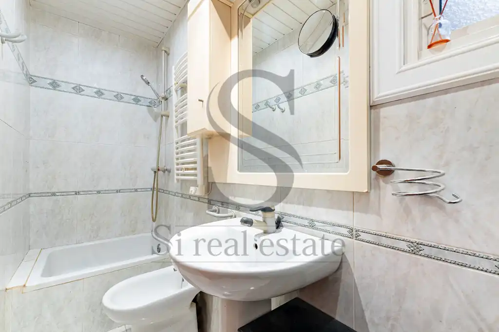 Badezimmer von Dachboden zum Verkauf in Barcelona mit Klimaanlage und Terrasse